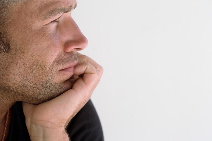 一个男人正在考虑阴茎增大