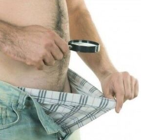 一名男子低头看向裤子，想用凝胶增大阴茎